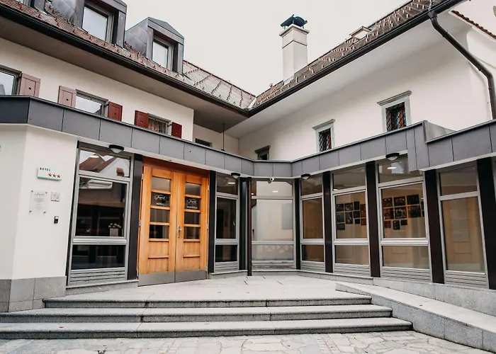 Hotel Dvor Jezersek Brnik